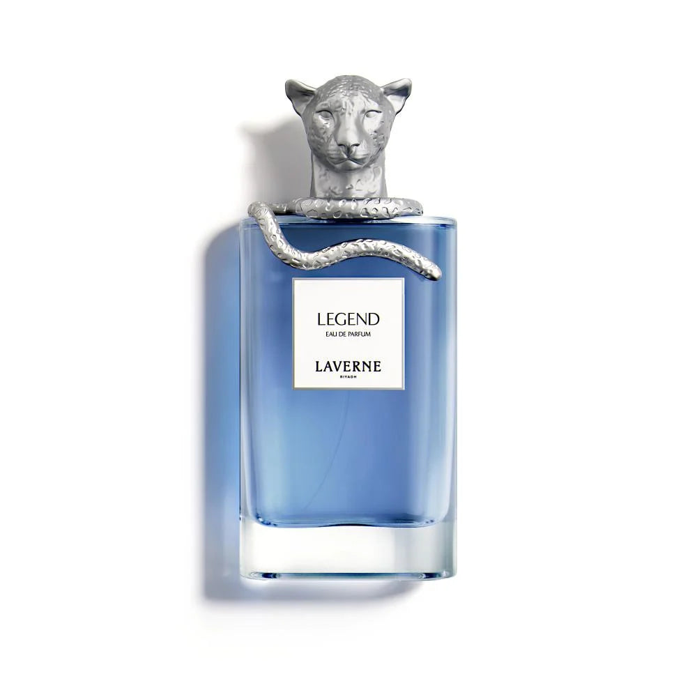 زجاجة عطر "ليجند" (Legend) من لافيرن بحجم 100 مل. تتميز الزجاجة بتصميم مستطيل شفاف يظهر محتواها بلون أزرق سماوي صافٍ. يتوج الزجاجة غطاء فاخر باللون الفضي على شكل رأس نمر منحوت بتفاصيل دقيقة، مع مجسم لثعبان يلتف حول عنق الزجاجة. يتوسط الزجاجة ملصق أبيض أنيق يحمل اسم العطر "LEGEND" وشعار "LAVERNE" باللون الأسود.