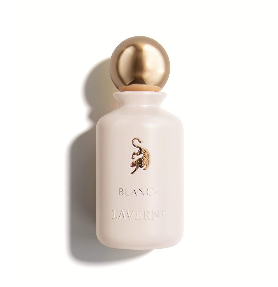 زجاجة عطر "بلانكا" (BLANCA) من لافيرن. الزجاجة بيضاء اللون ومطفية (غير لامعة). غطاء الزجاجة كروي ولامع باللون الذهبي. شعار لافيرن الذهبي (النمر الرابض) مكتوب أسفله اسم "BLANCA" ثم "LAVERNE" باللون الذهبي في المنتصف. العطر يوصف بأنه عطر صباحي نسائي بنوتات من الورد الأبيض والمسك، وتركيبة تضم الورد الأبيض والياسمين وجوز الهند في الافتتاحية، والجاردينيا والإيلانج إيلانج والفانيليا في القلب، وقاعدة من العنبر والمسك وخشب الأرز.